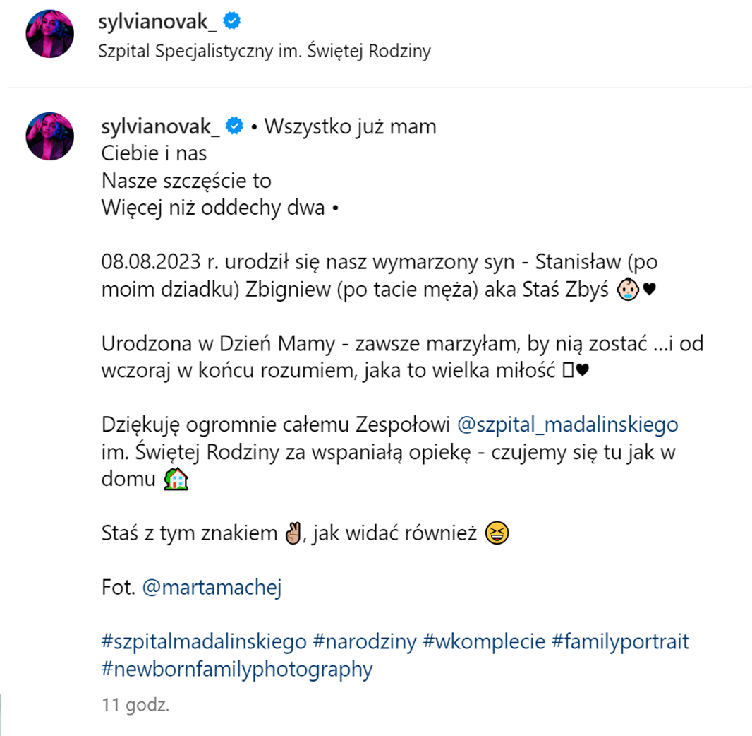 Sylwia Nowak z mężem i nowo narodzonym synem Stanisławem, ubranym w białe body, w szpitalu, po porodzie. Rodzina uśmiecha się, celebrując narodziny dziecka.